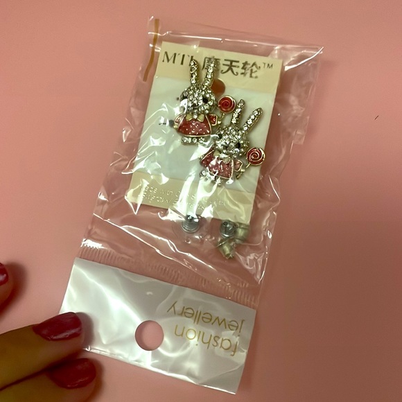 ❤️🐰 NWT Lollipop Bunny Swarovski Crystal Kawaii Earrings 🐰❤️ - Picture 2 of 3